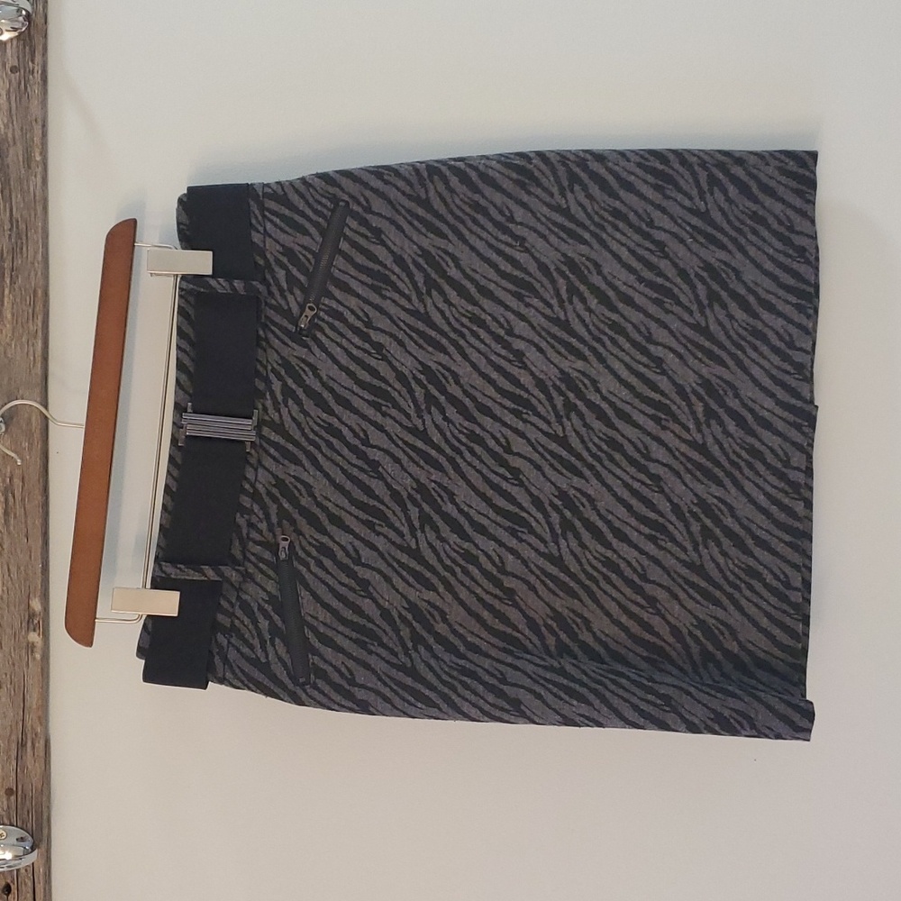 Black & Charcoal Leopard print skirt with belt, size 8, Darjoni